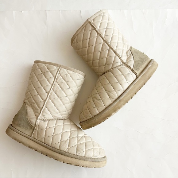UGG Classic Quilted Boots Shearling Women’s Size 7 - Picture 3 of 9